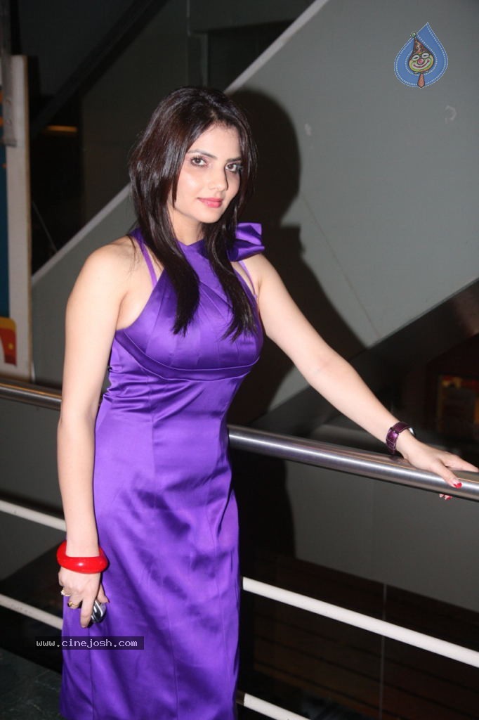 Hot Celebs at Janleva 555 Premiere - 32 / 44 photos