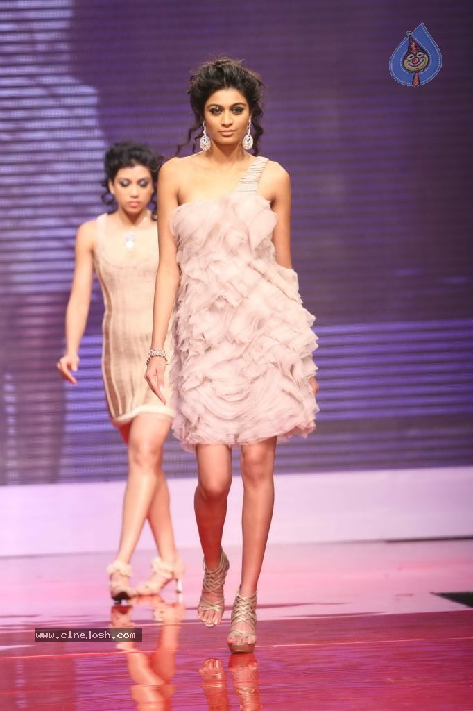 Hot Celebs at Swarovski Gems Gemvisions India 2012 Show - 36 / 91 photos