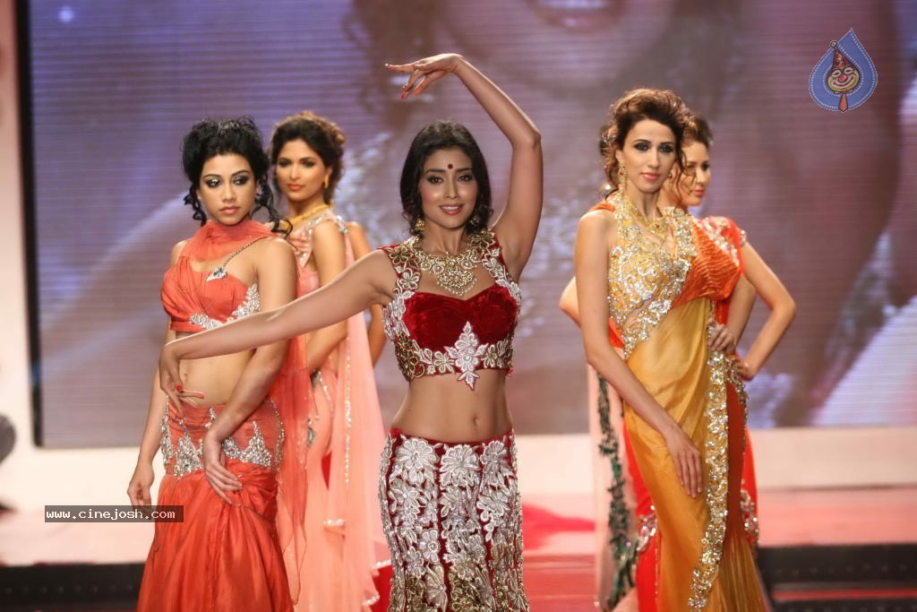 Hot Celebs at Swarovski Gems Gemvisions India 2012 Show - 51 / 91 photos