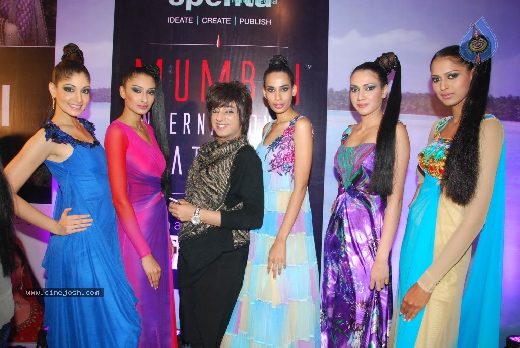 Hot Fashion Show at Gitanjali Boat Show - 14 / 101 photos