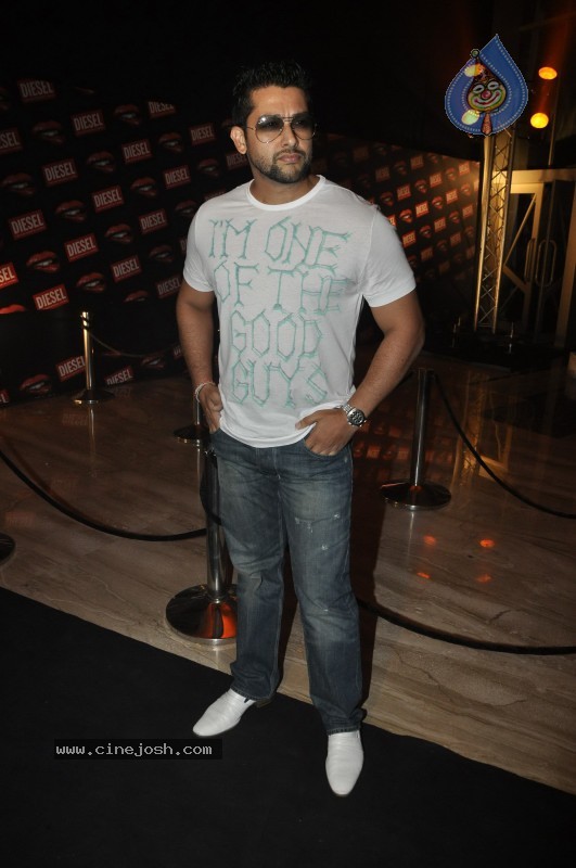 Sania, Shoaib n Hot Bolly Celebs at Diesel Store Launch - 16 / 48 photos