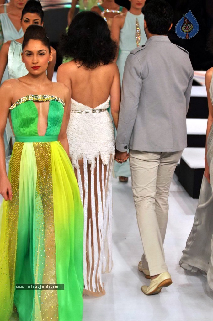 Hot Kangana Ranaut at BPFT 2012 - 38 / 38 photos
