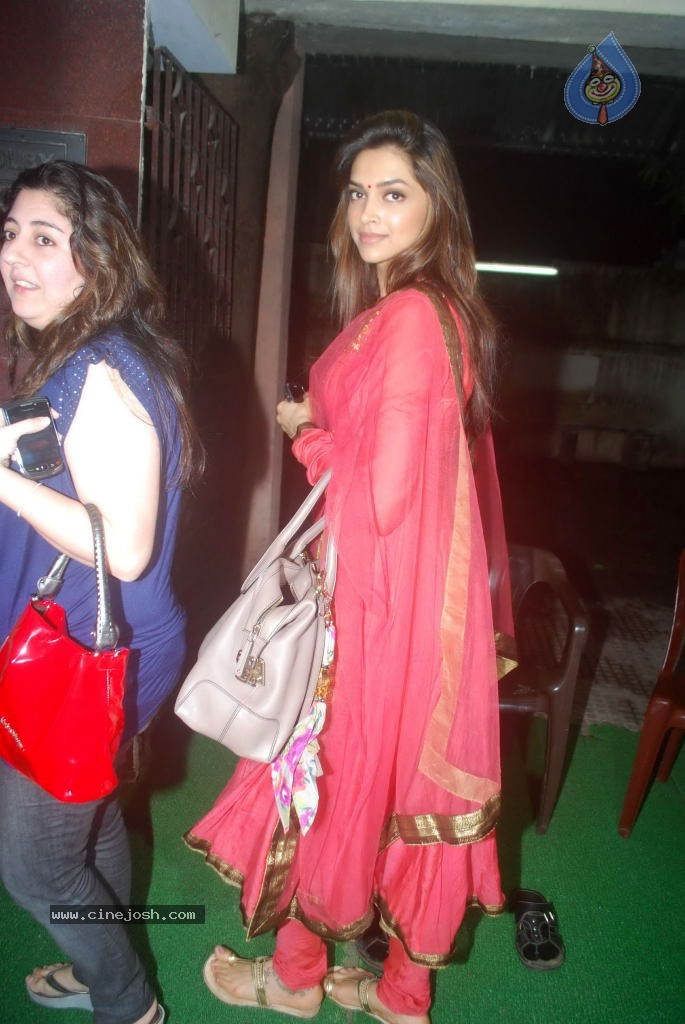 Deepika and Siddharth at Aarakshan Movie Special Show - 3 / 16 photos