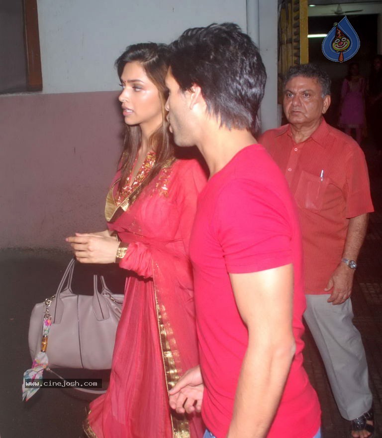 Deepika and Siddharth at Aarakshan Movie Special Show - 7 / 16 photos
