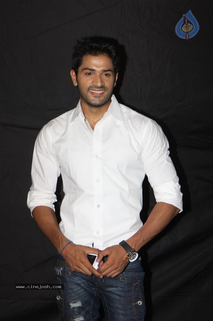 Hot TV Celebs at Indian Telly Awards 2012 - 45 / 106 photos