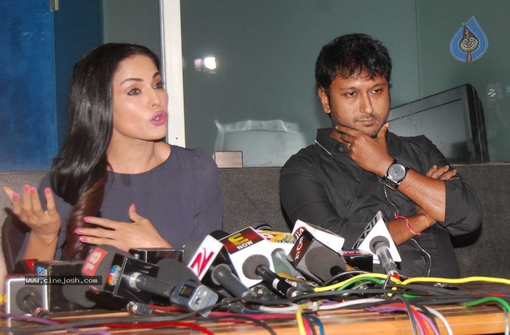 Hot Veena Malik Press Meet - 32 / 34 photos