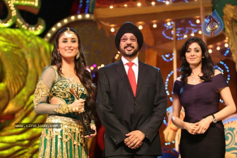 Hottest Bollywood Stars At Sony Max Stardust Awards - 45 / 99 photos