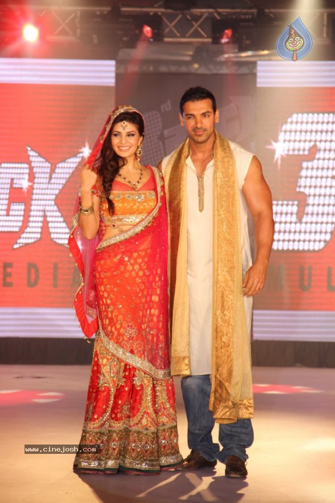 Housefull 2 Stars Rock the Ramp  - 5 / 31 photos