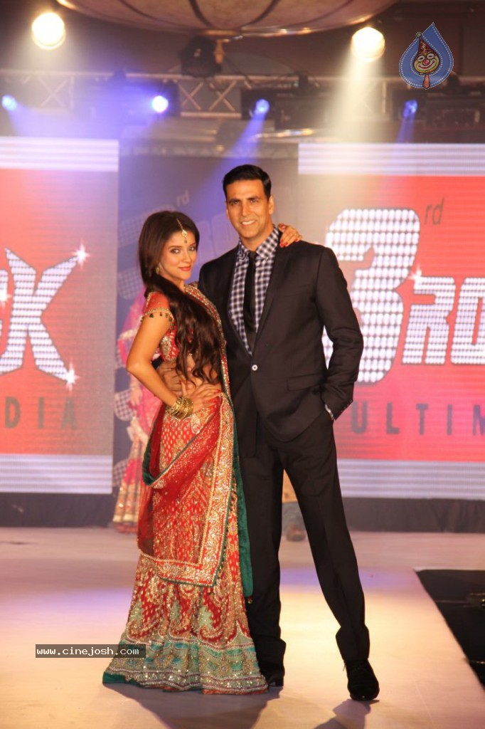Housefull 2 Stars Rock the Ramp  - 17 / 31 photos