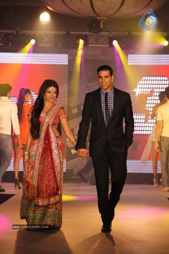 Housefull 2 Stars Rock the Ramp  - 18 / 31 photos