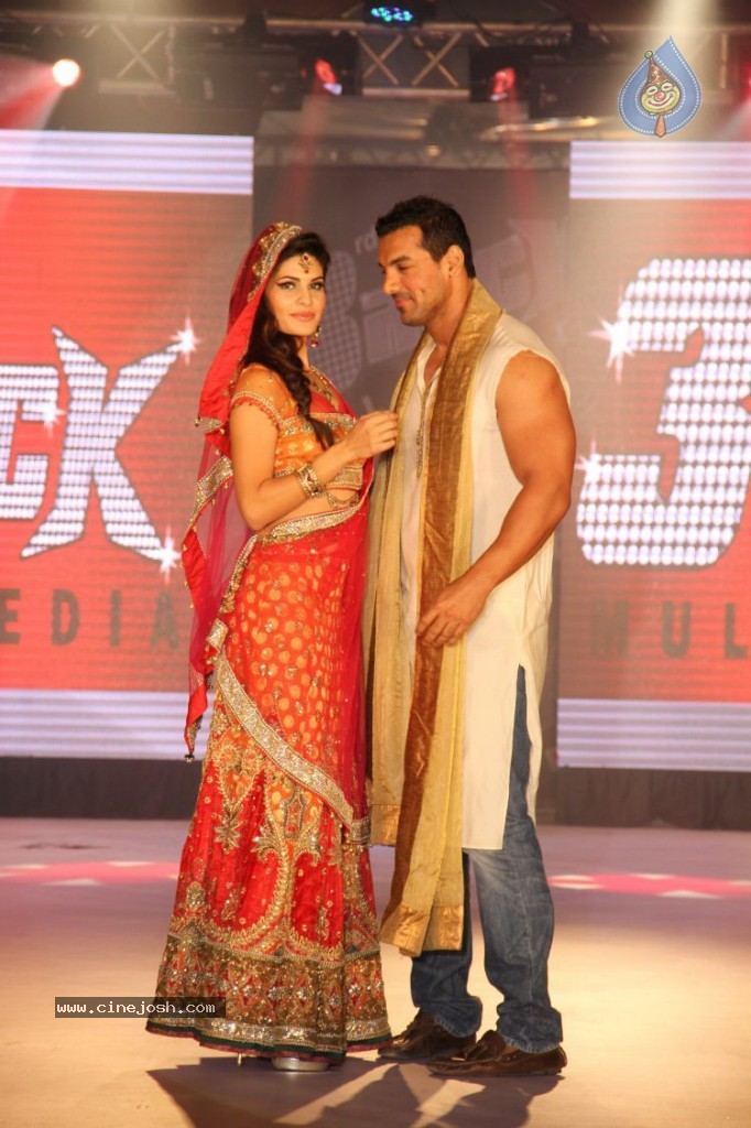 Housefull 2 Stars Rock the Ramp  - 23 / 31 photos