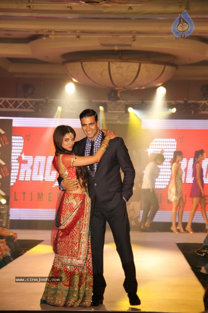 Housefull 2 Stars Rock the Ramp  - 27 / 31 photos