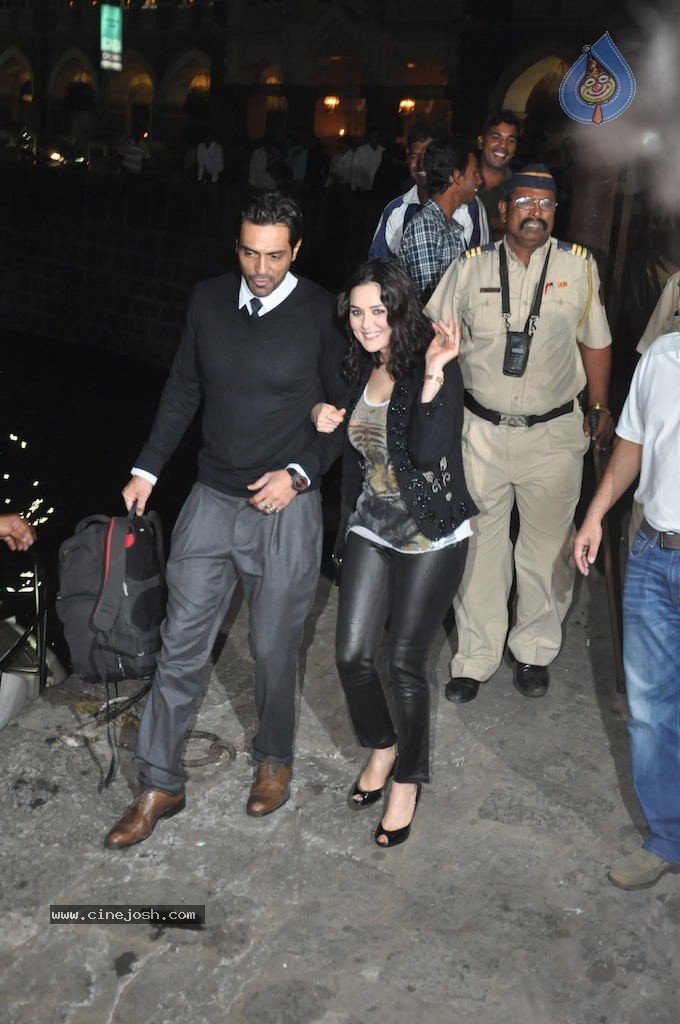 Hrithik Roshan Birthday Party - 16 / 75 photos