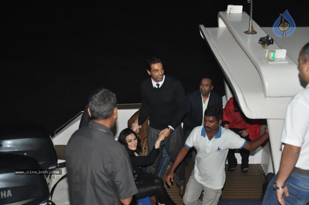 Hrithik Roshan Birthday Party - 32 / 75 photos