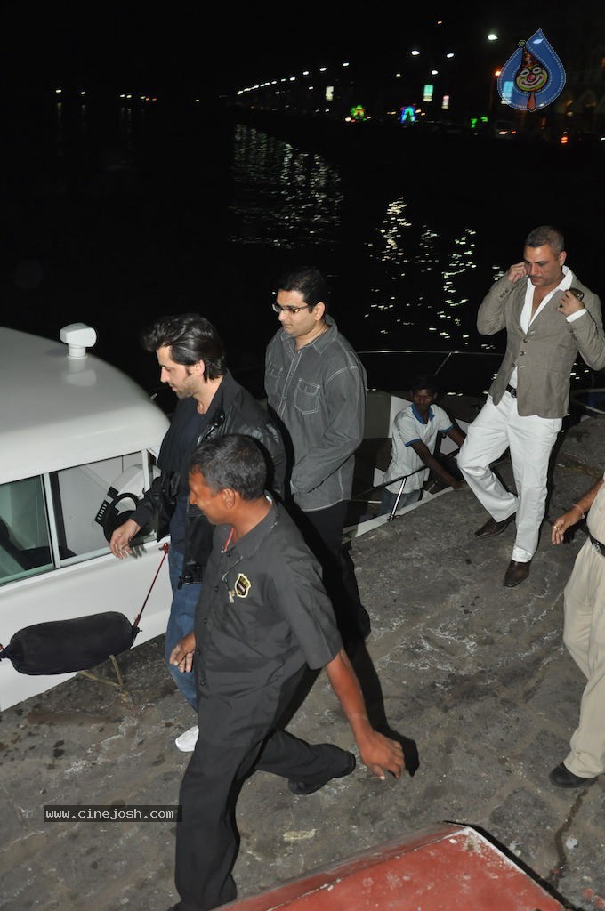 Hrithik Roshan Birthday Party - 35 / 75 photos