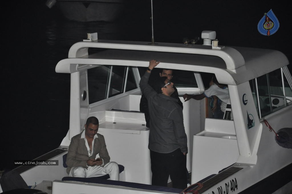 Hrithik Roshan Birthday Party - 38 / 75 photos