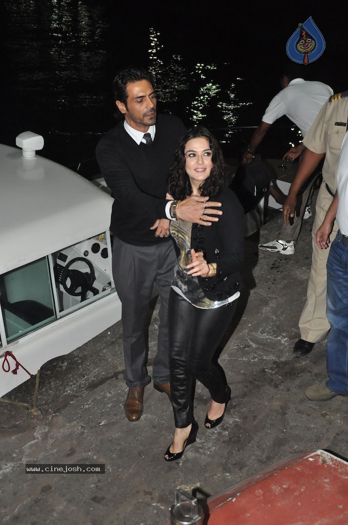 Hrithik Roshan Birthday Party - 65 / 75 photos