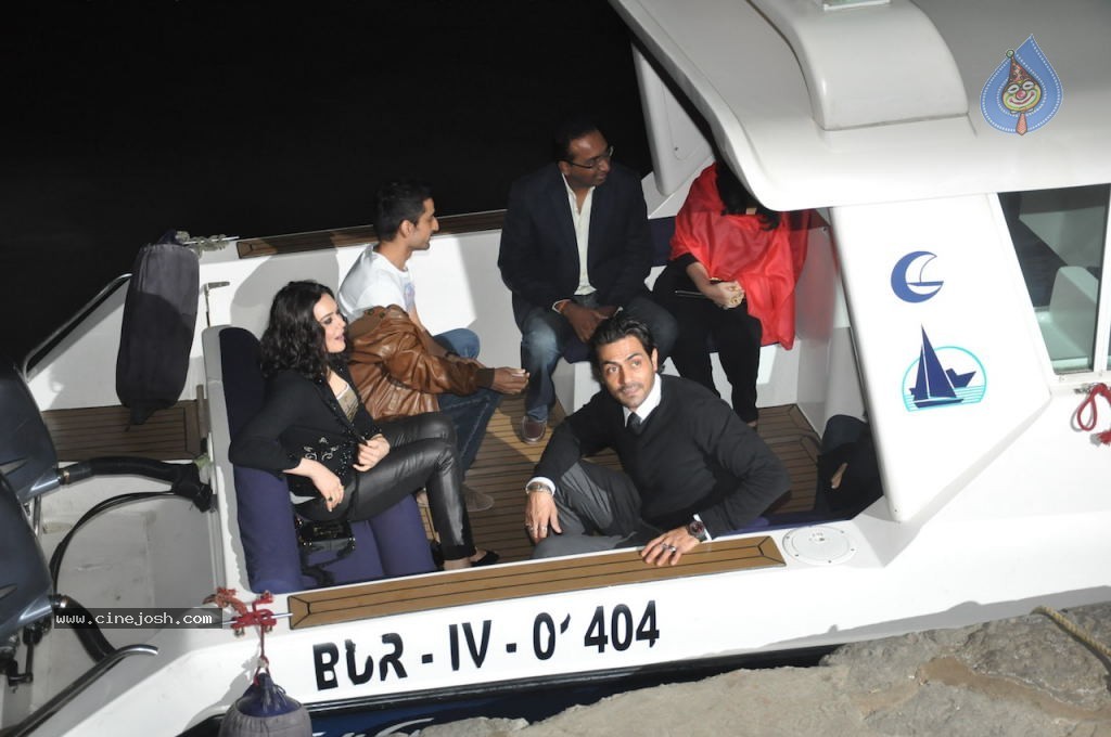 Hrithik Roshan Birthday Party - 72 / 75 photos
