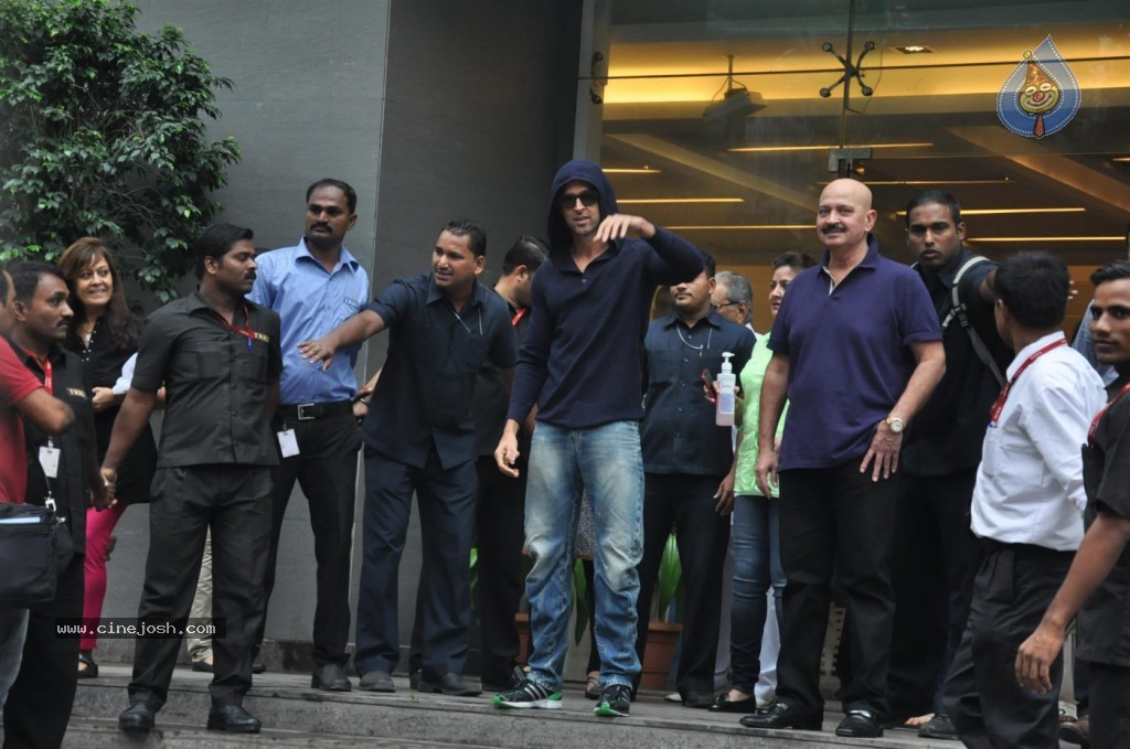 Hrithik Roshan Discharged Photos - 5 / 37 photos