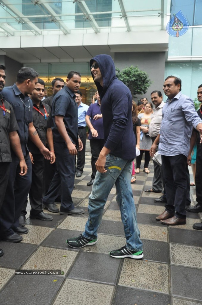 Hrithik Roshan Discharged Photos - 6 / 37 photos