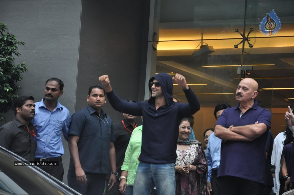 Hrithik Roshan Discharged Photos - 17 / 37 photos