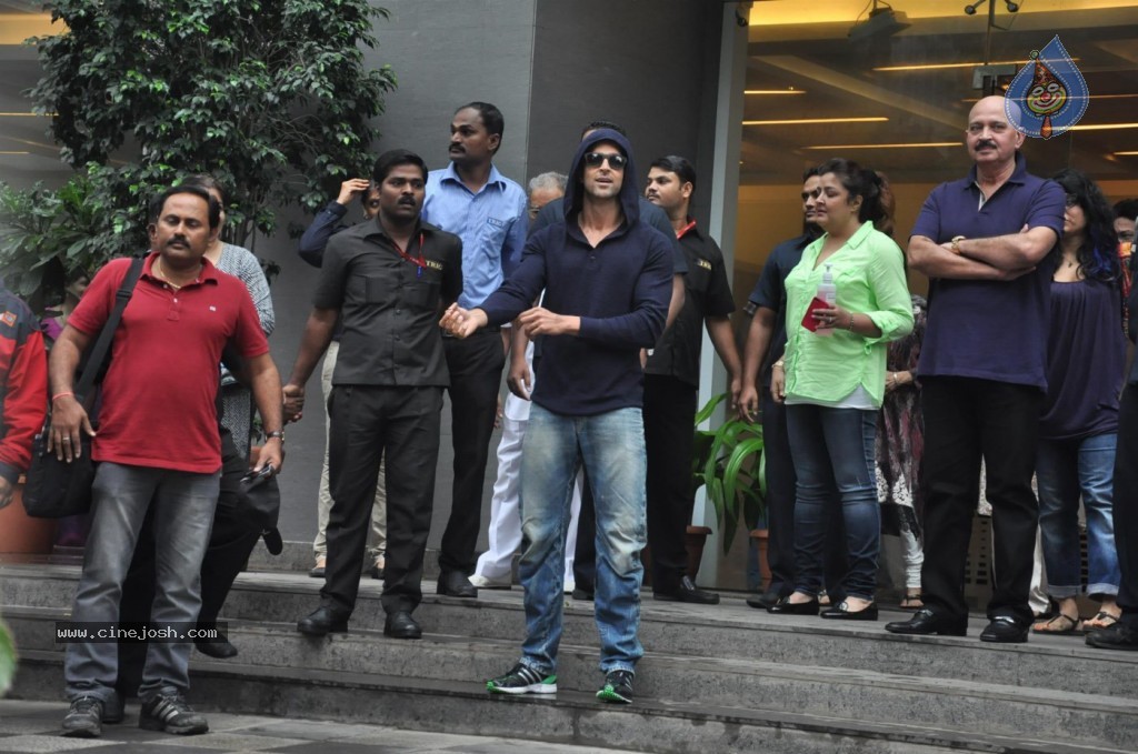 Hrithik Roshan Discharged Photos - 25 / 37 photos