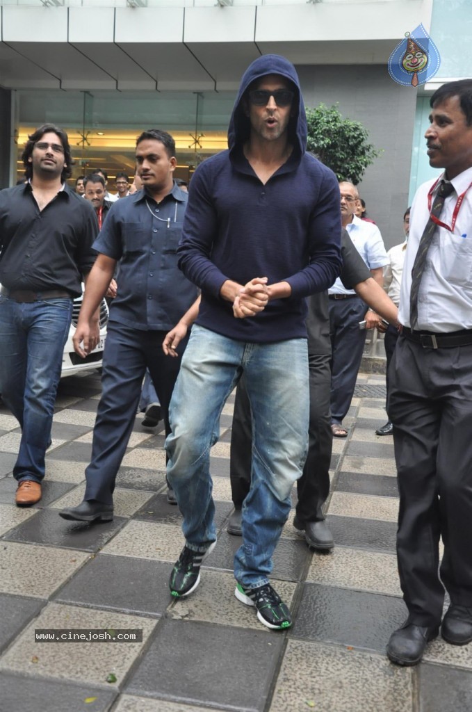 Hrithik Roshan Discharged Photos - 26 / 37 photos