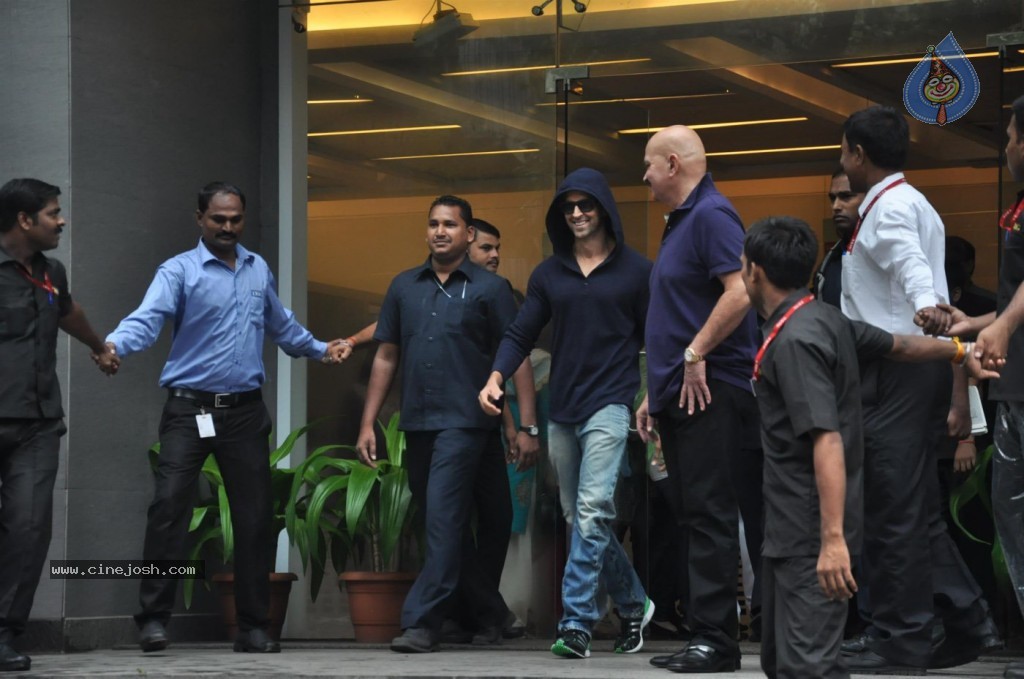 Hrithik Roshan Discharged Photos - 28 / 37 photos