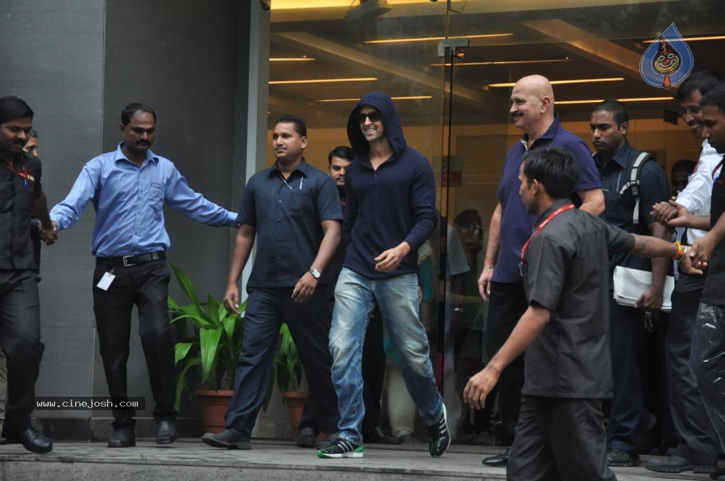 Hrithik Roshan Discharged Photos - 30 / 37 photos