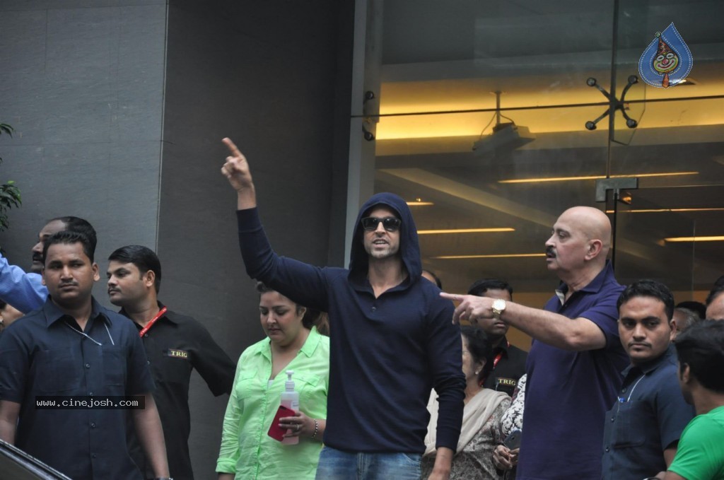 Hrithik Roshan Discharged Photos - 33 / 37 photos