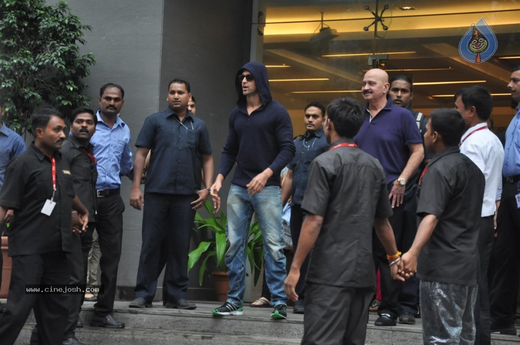 Hrithik Roshan Discharged Photos - 36 / 37 photos