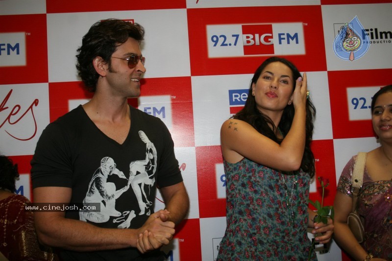 Hrithik Roshan n Barbara Mori at 92.7 BIG FM Studio - 19 / 23 photos