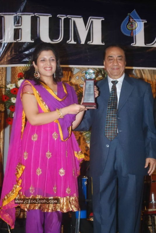 Hum Log Foundation Annual Showbiz Awards - 3 / 30 photos