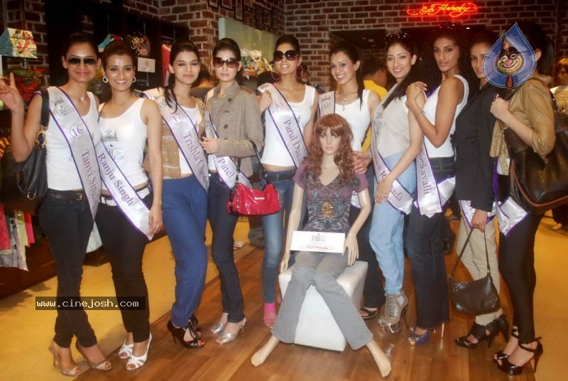 I AM SHE 2011 Make Public Appearance Event - 3 / 35 photos