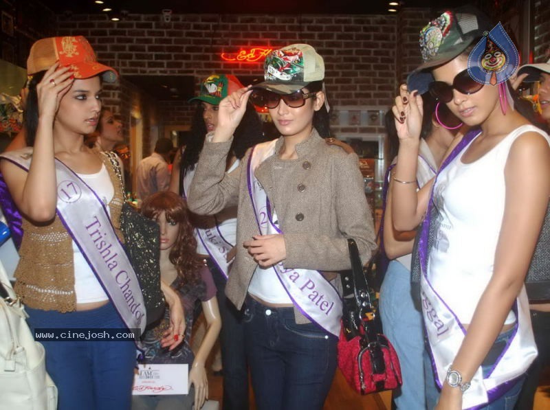 I AM SHE 2011 Make Public Appearance Event - 14 / 35 photos