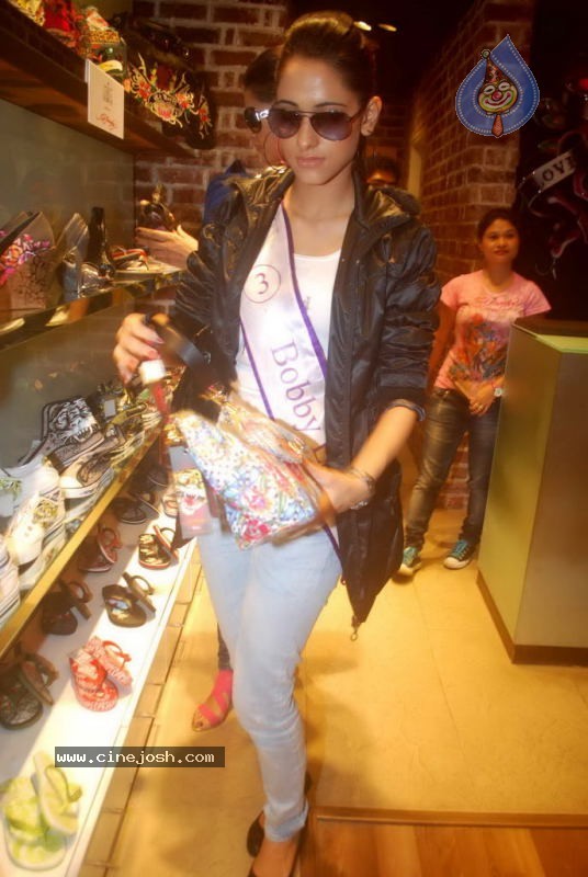 I AM SHE 2011 Make Public Appearance Event - 17 / 35 photos