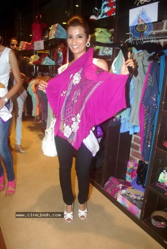 I AM SHE 2011 Make Public Appearance Event - 18 / 35 photos