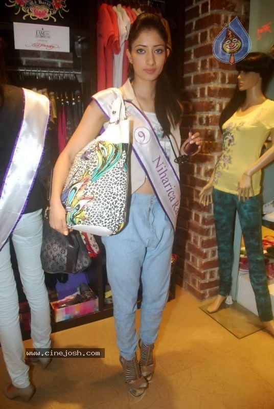 I AM SHE 2011 Make Public Appearance Event - 20 / 35 photos