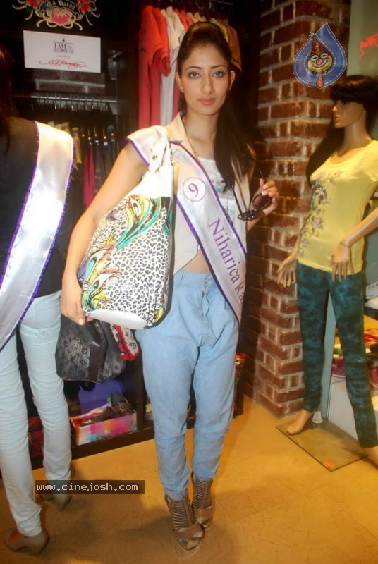 I AM SHE 2011 Make Public Appearance Event - 25 / 35 photos