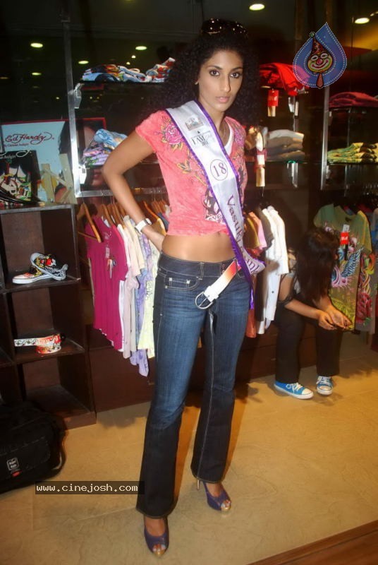I AM SHE 2011 Make Public Appearance Event - 33 / 35 photos