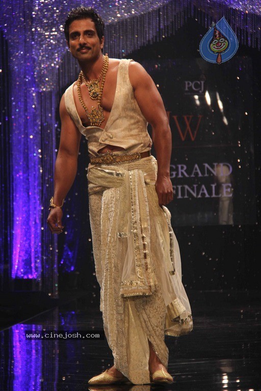 IIJW 2011 Ramp Walk Show Finale - 6 / 49 photos