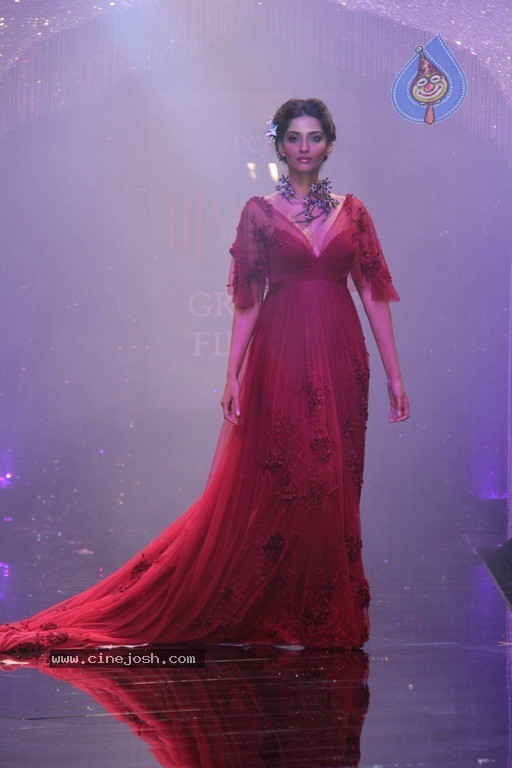 IIJW 2011 Ramp Walk Show Finale - 13 / 49 photos