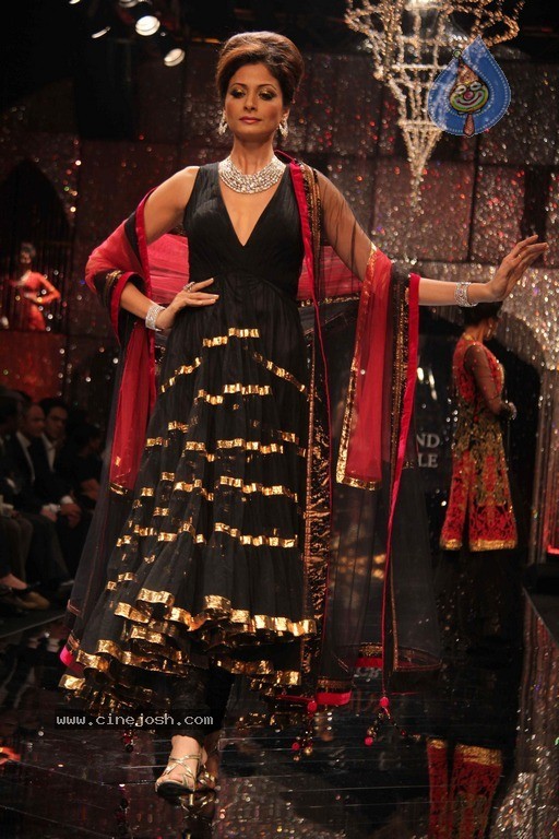 IIJW 2011 Ramp Walk Show Finale - 35 / 49 photos