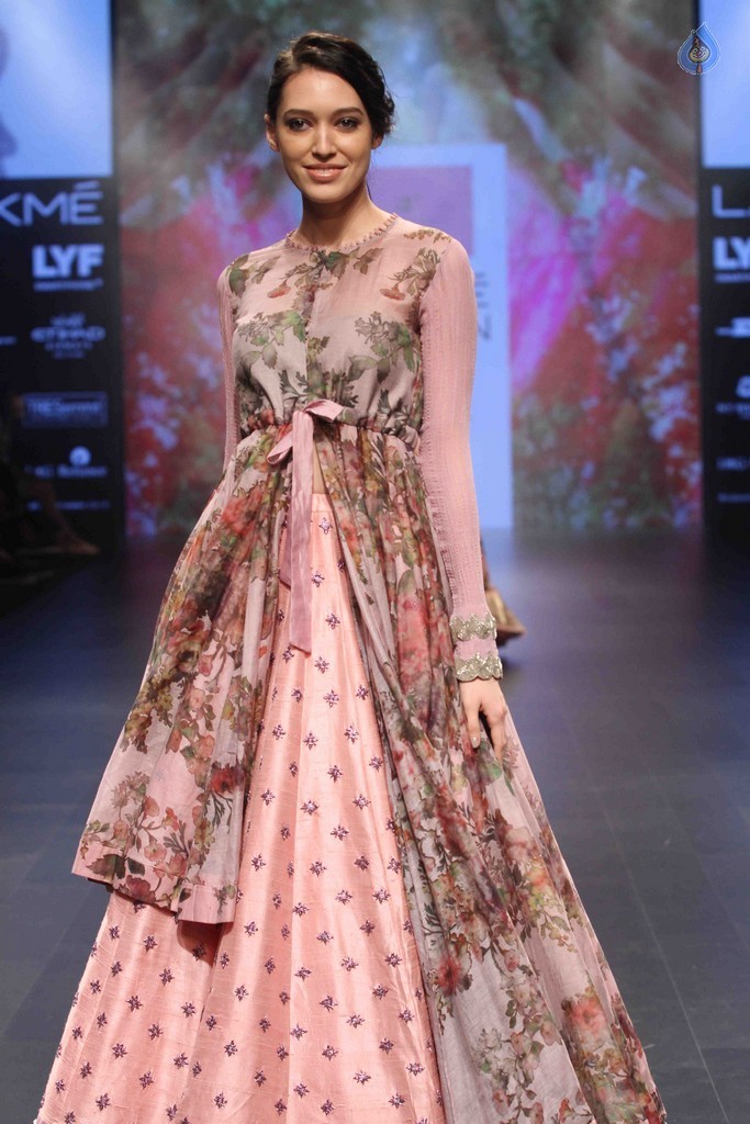 Ileana at LFW Winter Festive 2016 - 40 / 42 photos