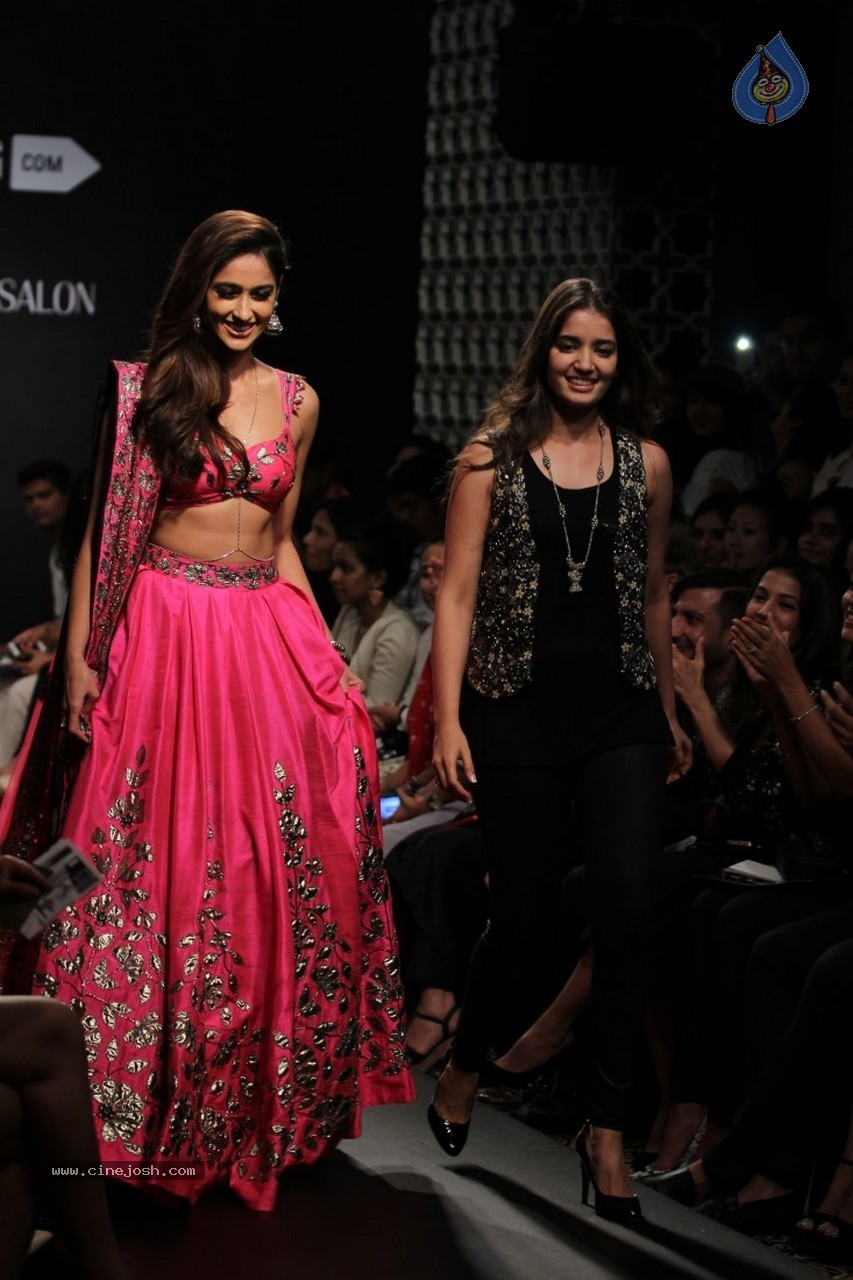 Ileana n Shruti Haasan Walks the Ramp at LFW 2014 - 1 / 34 photos