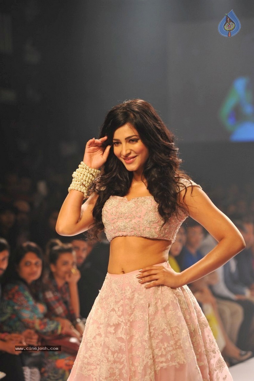 Ileana n Shruti Haasan Walks the Ramp at LFW 2014 - 2 / 34 photos
