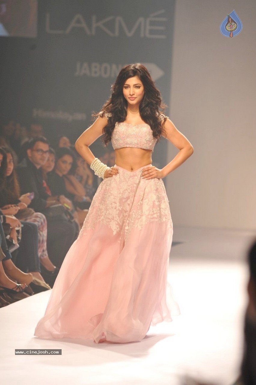 Ileana n Shruti Haasan Walks the Ramp at LFW 2014 - 3 / 34 photos