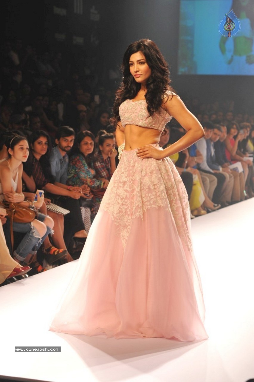 Ileana n Shruti Haasan Walks the Ramp at LFW 2014 - 11 / 34 photos