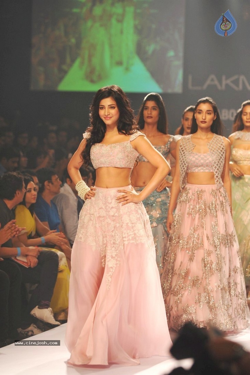 Ileana n Shruti Haasan Walks the Ramp at LFW 2014 - 19 / 34 photos