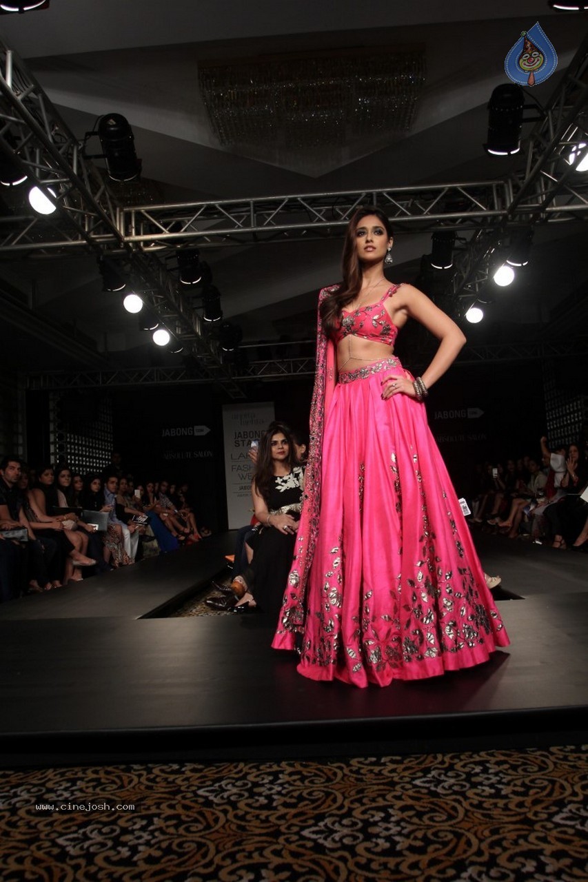 Ileana n Shruti Haasan Walks the Ramp at LFW 2014 - 27 / 34 photos